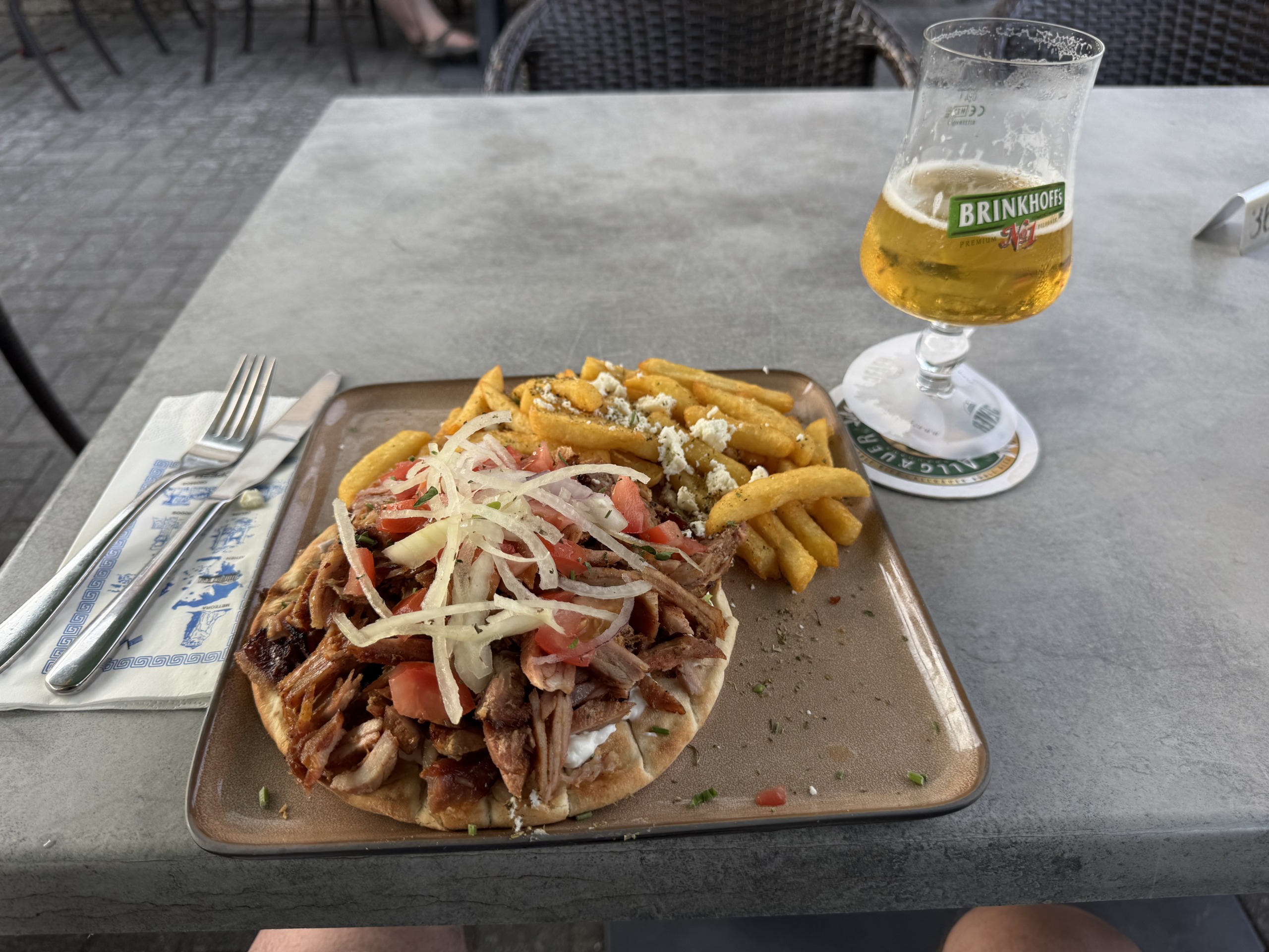 Gyros Teller griechische Art mit Pommes und Feta im Restaurant Zeus
