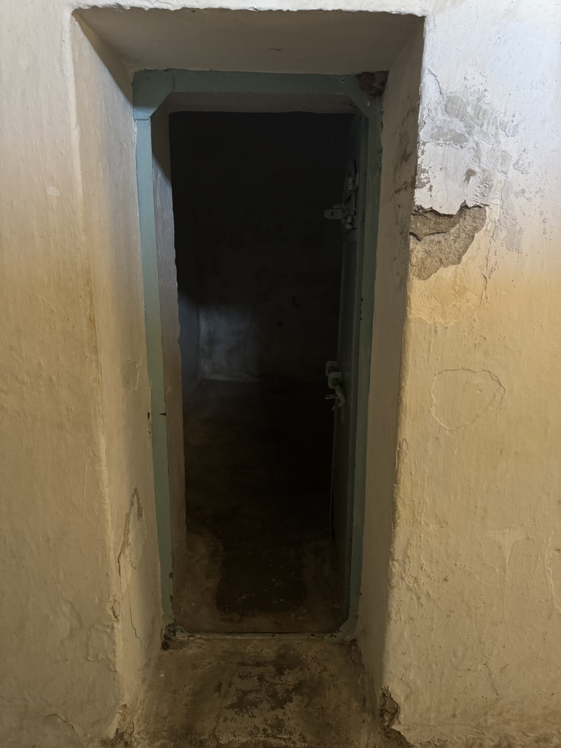 Isolationszelle in der Festung Heptapyrgion mit eingeritzten Inschriften