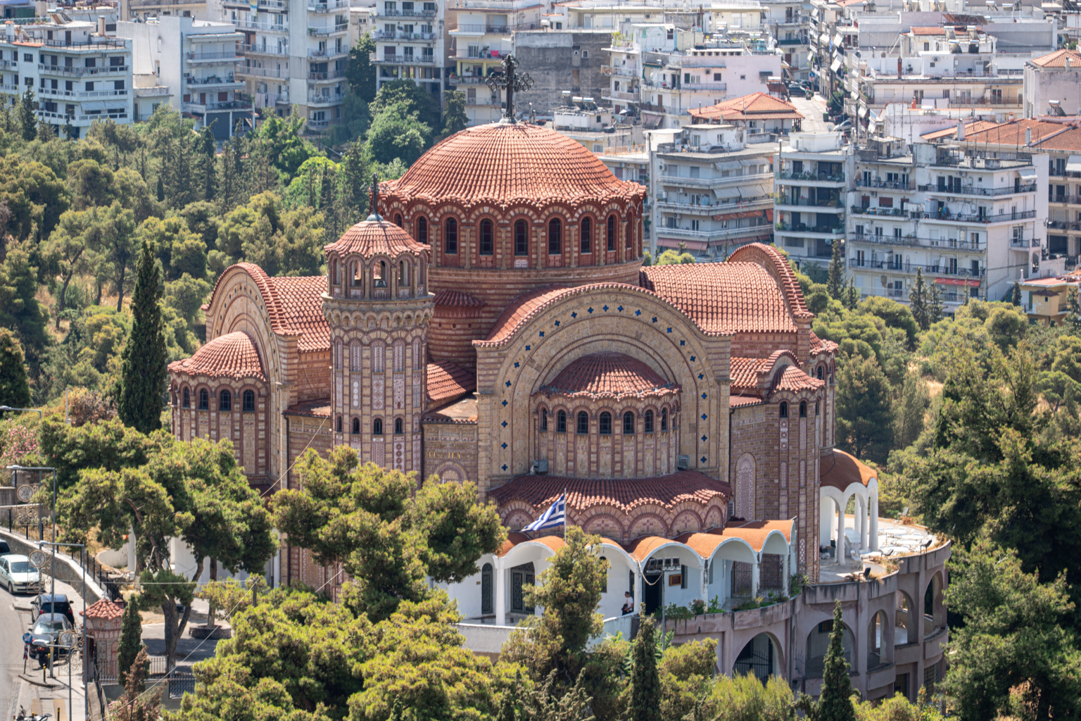 Die orthodoxe Kirche Agios Pavlos mit Kuppeln und roten Ziegelstreifen