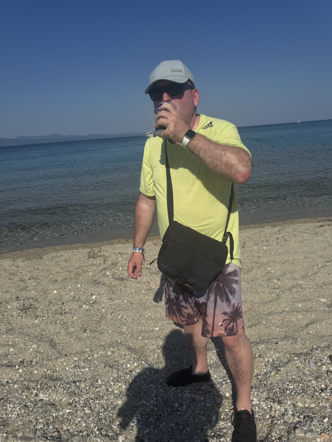 Das erste Bier auf Kassandra – eine Dose Vergina am Strand