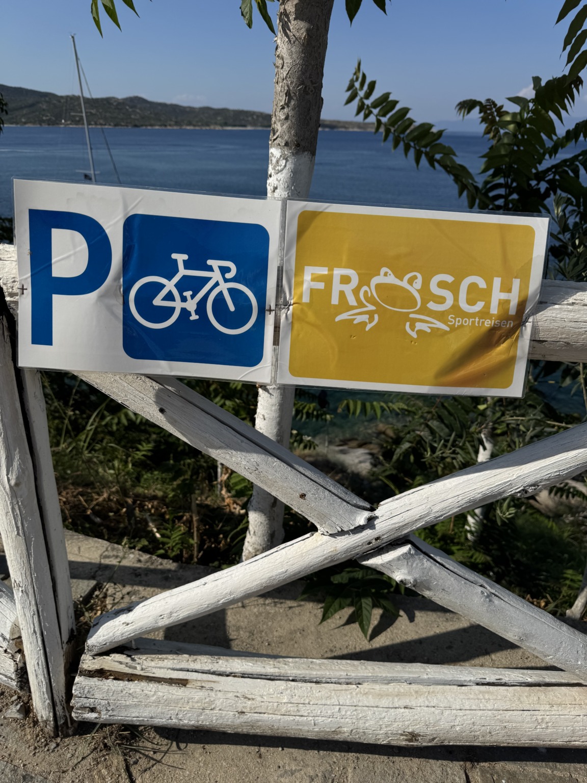 Parkhinweis für Frosch-Mountainbikes am Eingang der Taverne Five Steps into the Sand