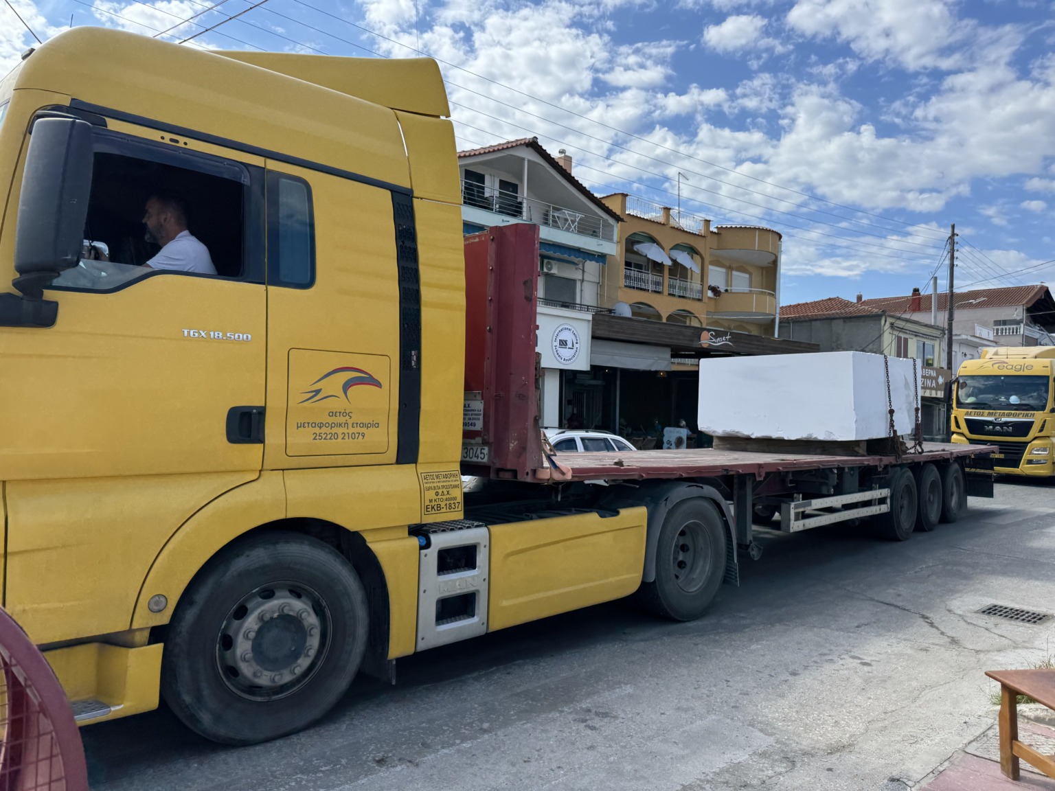 Lastwagen mit Blöcken des weißen Thassos-Marmors verlassen die Fähre