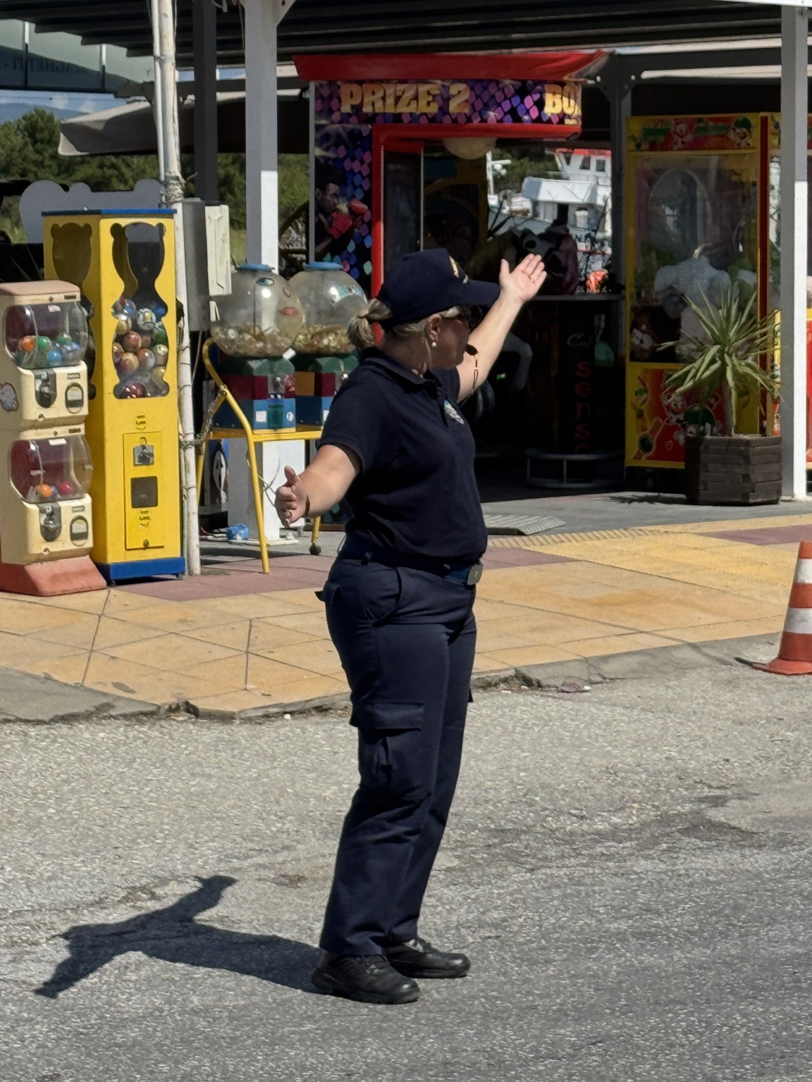 Eine Polizistin regelt den Fährverkehr am Anleger in Keramoti