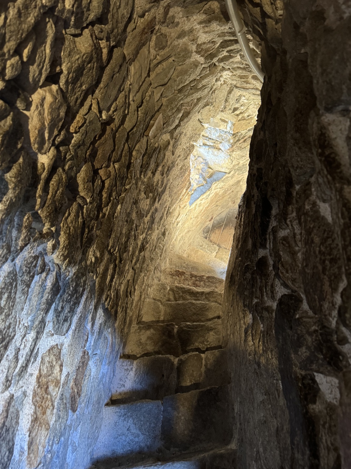 Die engen Stufen im Turm der Festung Panagia