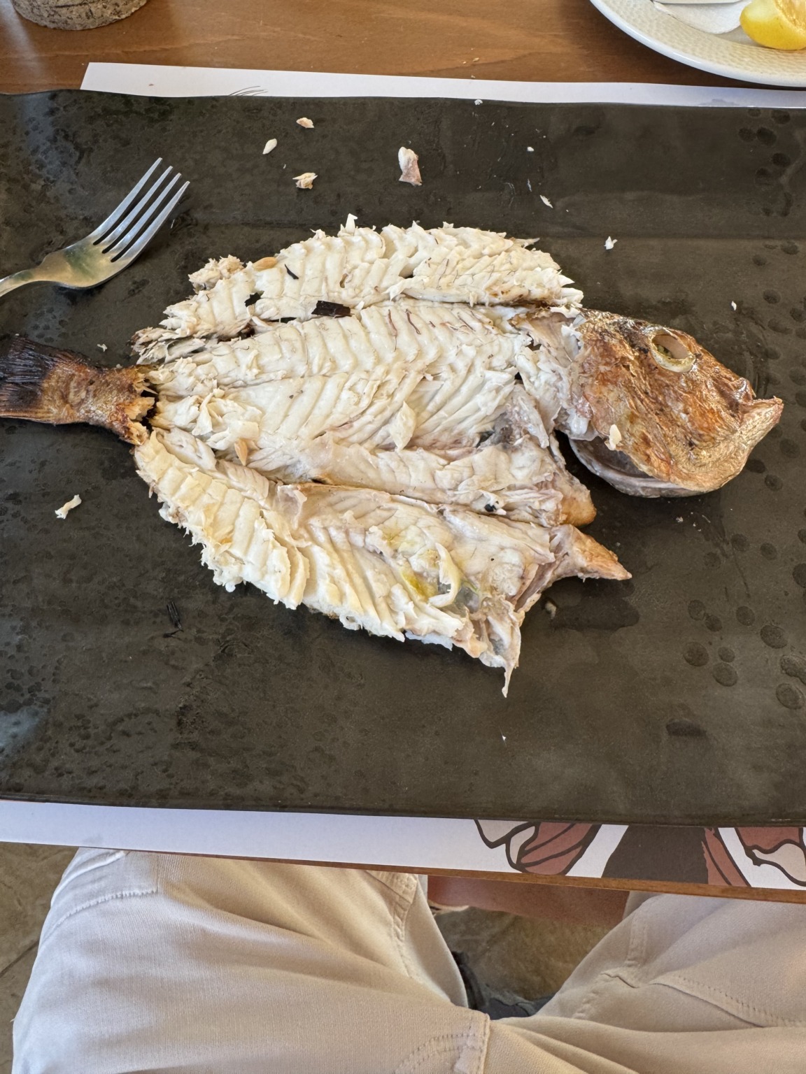 Abendessen in der Pefkospilia Taverna am Meer