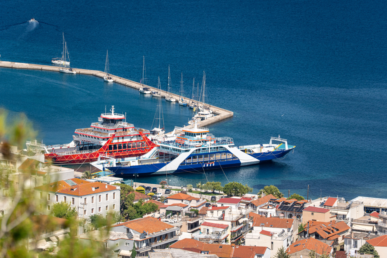 Blick von der Akropolis auf den Hafen von Thassos mit der SY ANNA