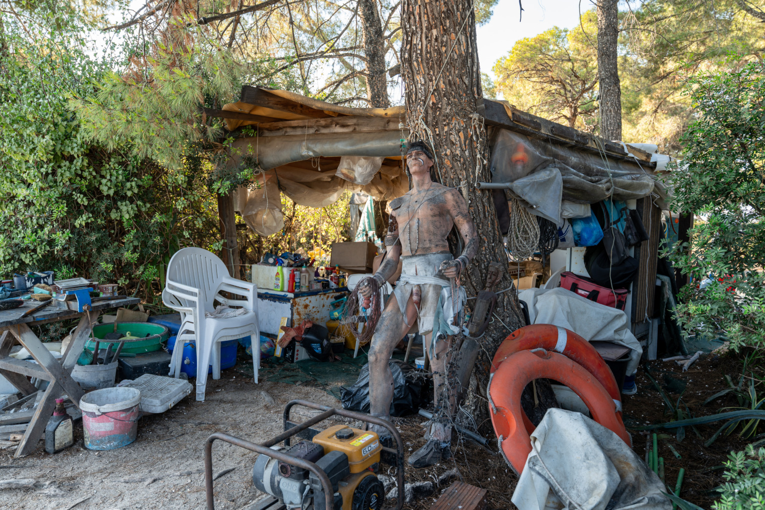 Skurrile Hippie-Hütte an der Glarokavos-Lagune mit einer Adonis-Figur