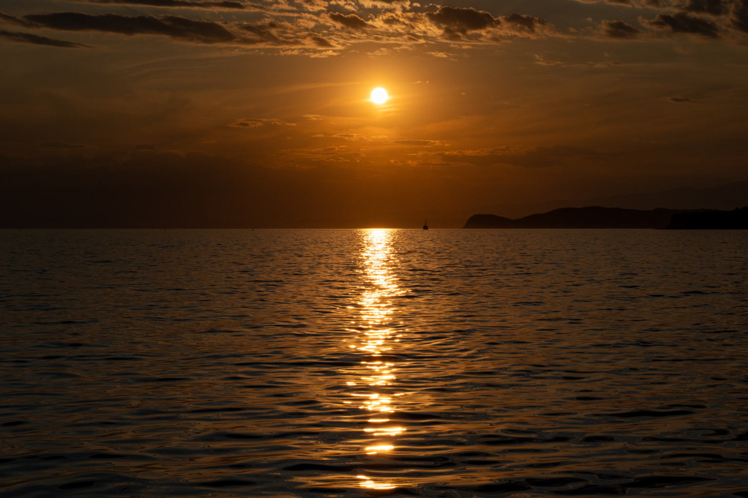 Die Halbinsel Athos hinter der untergehenden Sonne