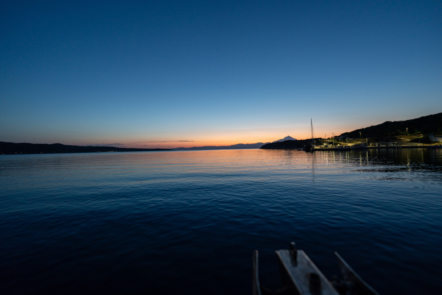 Erste Fotos im violetten Licht der blauen Stunde, der Athos wolkenlos